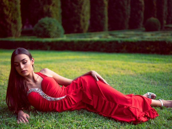 Elisa Moscatelli, Marco Squassina, девушка, красное платье, лужайка, поза, трава, фигура