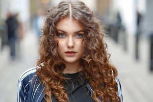 Обои на рабочий стол: Marika, взгляд, девушка, кудряшки, портрет