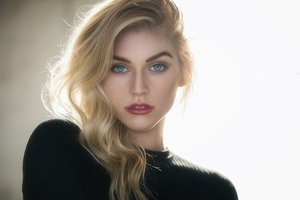 Обои на рабочий стол: beauty, black clothing, blonde, blue eyes, face, girl, lips, lipstick, long hair, looking at camera, looking at viewer, Mark Prinz, model, mole, mouth, open mouth, photo, photographer, portrait, red lipstick, wavy hair