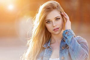 Обои на рабочий стол: blonde, blue eyes, close up, denim jacket, depth of field, face, freckles, girl, jacket, jeans jacket, lips, lipstick, long hair, looking at camera, looking at viewer, Mark Prinz, model, mouth, photo, photographer, portrait, touching hair, wavy hair, Yvonne Michel