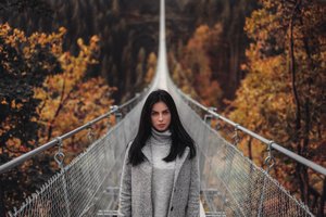 Обои на рабочий стол: Marlen, Marlen Valderrama Alvarez, Martin Kuhn, боке, брюнетка, висячий мост, деревья, красотка, макияж, модель, мост, осень, пальто, портрет, причёска, свитер