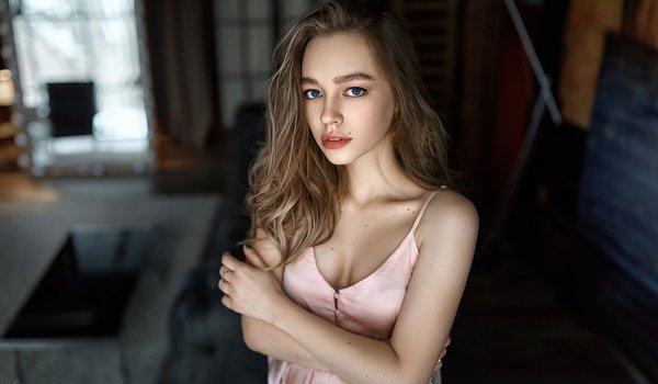 Обои на рабочий стол: arms crossed, bare shoulders, blue eyes, bokeh, breast, brown hair, brunette, chest, cleavage, depth of field, dress, face, girl, lips, lipstick, long hair, looking at camera, looking at viewer, Matthieu Sonnet, model, mole, mouth, photo, photographer, pink dress, portrait, strap, wavy hair