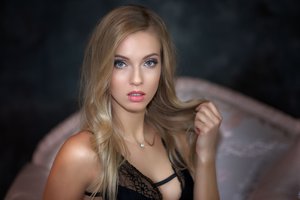 Обои на рабочий стол: bare shoulders, black dress, blonde, blue eyes, depth of field, dress, face, girl, lips, long hair, looking at camera, looking at viewer, model, mouth, necklace, open mouth, photo, portrait, strap