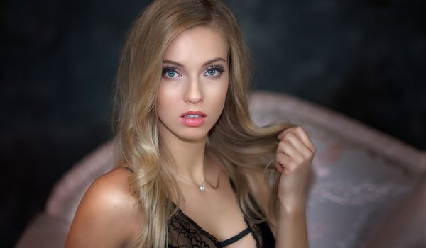 Обои на рабочий стол: bare shoulders, black dress, blonde, blue eyes, depth of field, dress, face, girl, lips, long hair, looking at camera, looking at viewer, model, mouth, necklace, open mouth, photo, portrait, strap