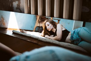 Обои на рабочий стол: bare shoulders, belly, black top, brown hair, brunette, dark eyes, girl, hips, jeans, lips, long hair, lying on side, mirror, model, mouth, navel, nose ring, open jeans, photo, portrait, reflection, top, tummy