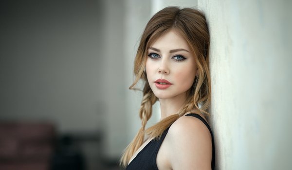 Обои на рабочий стол: bare shoulders, beauty, blue eyes, boobs, braid, Brown, chest, close up, depth of field, face, girl, lips, long hair, looking at camera, looking at viewer, model, mouth, open mouth, photo, portrait, sensual gaze, tank top