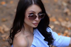 Обои на рабочий стол: bare shoulders, black hair, blue eyes, brunette, girl, juicy lips, lips, looking at camera, looking at viewer, model, mouth, necklace, photo, portrait, shirts, sunglasses, wavy hair