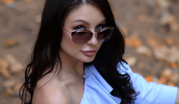 Обои на рабочий стол: bare shoulders, black hair, blue eyes, brunette, girl, juicy lips, lips, looking at camera, looking at viewer, model, mouth, necklace, photo, portrait, shirts, sunglasses, wavy hair