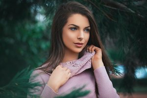 Обои на рабочий стол: blue eyes, brown hair, brunette, depth of field, face, girl, lips, looking away, model, mouth, photo, portrait, sweater