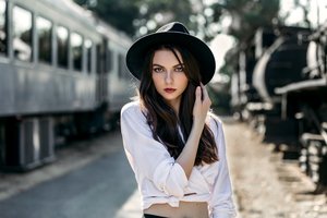 Обои на рабочий стол: brunette, depth of field, eyes, face, girl, hat, intense look, lips, lipstick, long hair, looking at camera, looking at viewer, model, mouth, photo, portrait, red lipstick, shirt, train