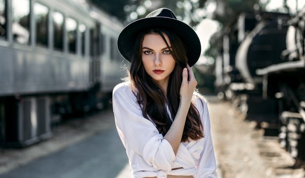Обои на рабочий стол: brunette, depth of field, eyes, face, girl, hat, intense look, lips, lipstick, long hair, looking at camera, looking at viewer, model, mouth, photo, portrait, red lipstick, shirt, train