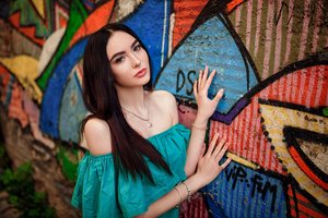 Обои на рабочий стол: Alina, bare shoulders, brunette, clear eyes, dress, face, girl, graffiti, Hakan Erenler, lips, long hair, looking at camera, looking at viewer, model, mouth, necklace, photo, portrait, straight hair, strapless, urban, wall