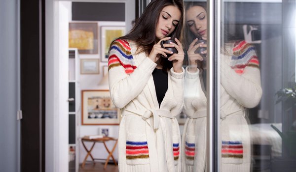 Обои на рабочий стол: brunette, closed eyes, coffee, Eva Alegra, face, girl, glass door, legs, long hair, model, mood, mug, reflection, straight hair, thinking