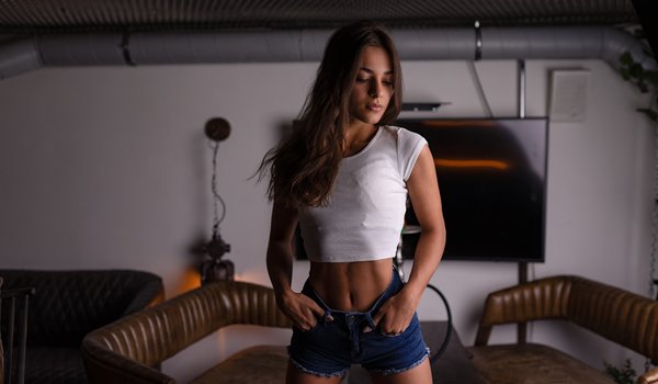Обои на рабочий стол: belly, brown hair, brunette, closed eyes, couch, crop top, denim, depth of field, face, girl, hands in pockets, hips, jean shorts, legs, lips, long hair, model, mouth, navel, photo, portrait, shorts, tummy, wavy hair, white tops