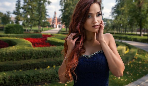 Обои на рабочий стол: bare shoulders, blue dress, close up, depth of field, Dmitry Shulgin, Dmitry Sn, dress, face, flowers, garden, girl, green eyes, hand in hair, lips, long hair, looking at camera, looking at viewer, model, mouth, open mouth, park, photo, photograhpy, photographer, portrait, redhead, strapless, wavy hair