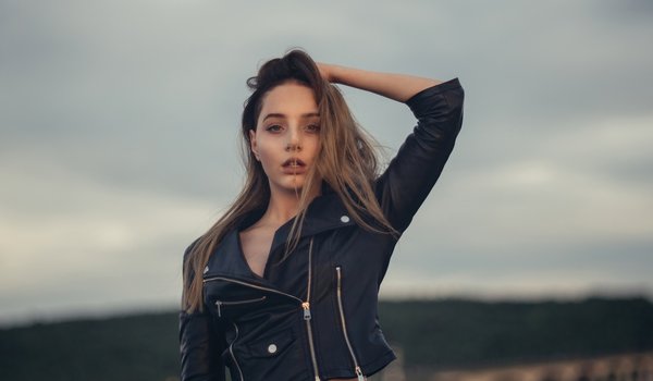 Обои на рабочий стол: depth of field, hand on head, jacket, leather jacket, looking at viewer, model, one arm up, women, women outdoors, zipper