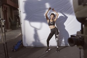 Обои на рабочий стол: puma, Selena Gomez, красотка, кроссовки, лосины, модель, певица, радость, Селена Гомеc, улыбка, фотосессия, шатенка