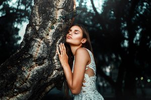 Обои на рабочий стол: Monse Castaño, девушка, дерево, настроение