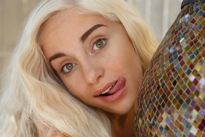 Обои на рабочий стол: Naomi Woods, блондинка, девушка, красотка, милая блондинка, порноактриса, язык