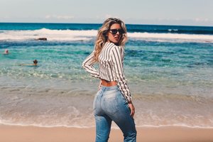 Обои на рабочий стол: Natasha Oakley, блондинка, очки, пляж