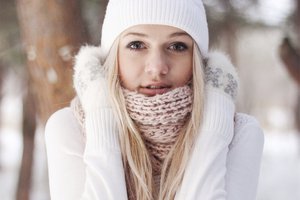 Обои на рабочий стол: белый, девушка, лес, помпон, снег, шапка