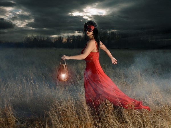 девушка, маска, ночь, платье, поле, свеча, туман