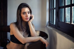 Обои на рабочий стол: bare shoulders, black top, brown eyes, brunette, face, girl, Lidia Savoderova, lips, looking at camera, looking at viewer, model, mouth, Pablo Canas, photo, photographer, portrait, strap, top, touching face, window