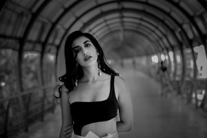 Обои на рабочий стол: actress, beauty, black and white, bollywood, celebrity, eyes, face, girl, hair, indian, lips, model, Parul gulati, pose, smile