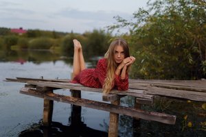 Обои на рабочий стол: blonde, clouds, dress, girl, lake, looking at viewer, model, nature, polka dots, red dress, sky, trees, water, women, women outdoors