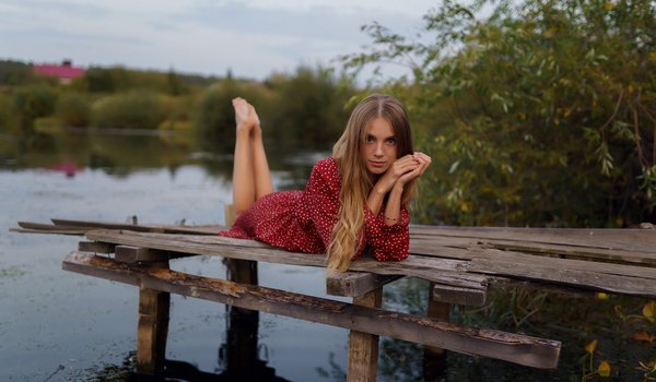 Обои на рабочий стол: blonde, clouds, dress, girl, lake, looking at viewer, model, nature, polka dots, red dress, sky, trees, water, women, women outdoors