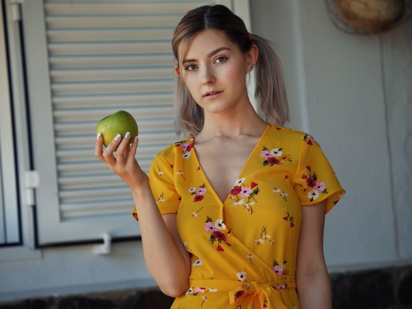 Eva Elfie, девушка, платье, поза, хвостики, яблоко