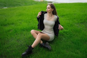 Обои на рабочий стол: boots, brunette, grass, leather jacket, model, Robert Zazin, sunglasses, white dress, women outdoors, девушка