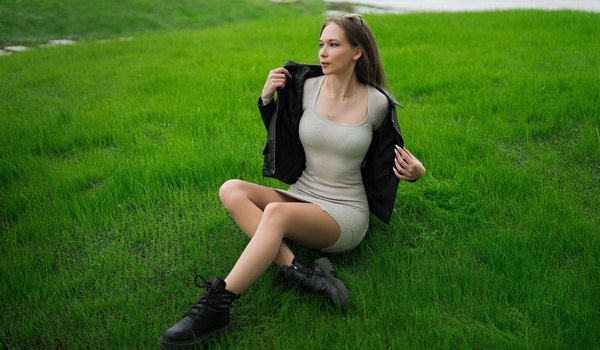 Обои на рабочий стол: boots, brunette, grass, leather jacket, model, Robert Zazin, sunglasses, white dress, women outdoors, девушка