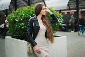 Обои на рабочий стол: brunette, leather jacket, model, people, public, Robert Zazin, sunglasses, urban, white dress, women outdoors, девушка