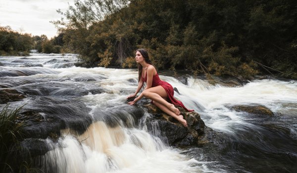 Обои на рабочий стол: brunette, clouds, model, nature, red dress, river, Robert Zazin, sky, water, women outdoors, девушка