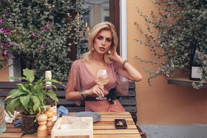Обои на рабочий стол: Roma Roma, бокал, взгляд, вино, девушка, кафе, модель, Оксана Стрельцова, ресторан, стиль, цветы