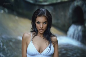 Обои на рабочий стол: bare shoulders, blue eyes, breast, brunette, chest, cleavage, depth of field, face, Gina Carla, girl, lips, lipstick, long hair, looking at camera, looking at viewer, model, mouth, necklace, open mouth, photo, photographer, portrait, river, Sebastian Kohler, sensual gaze, strap, tank top, water, wavy hair, white top