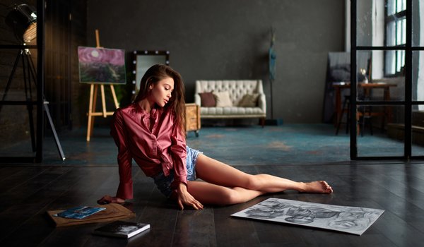 Обои на рабочий стол: Анастасия Лукина, блузка, девушка, картины, на полу, ножки, поза, Сергей Ольшевский, шорты