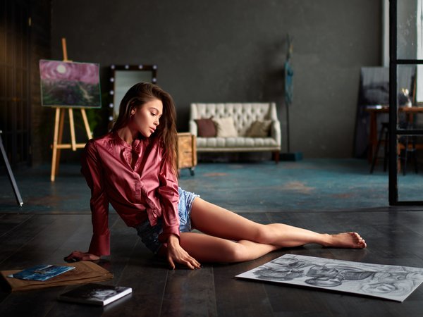 Анастасия Лукина, блузка, девушка, картины, на полу, ножки, поза, Сергей Ольшевский, шорты