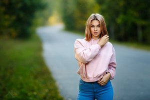 Обои на рабочий стол: взгляд, девушка, джинсы, дорога, Сергей Сергеев