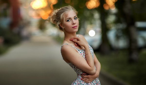 Обои на рабочий стол: Angelica, bare shoulders, blonde, blue eyes, bokeh, depth of field, dress, face, girl, lips, lipstick, long hair, looking at camera, looking at viewer, makeup, model, mouth, photo, photographer, portrait, pose, posing, Sergey Baryshev, side view, strap