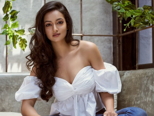 actress, beautiful, beauty, bollywood, brunette, celebrity, cute, eyes, face, figure, girl, hair, hot, indian, lips, makeup, model, pose, pretty, sexy, Shanvi Srivastava, smile