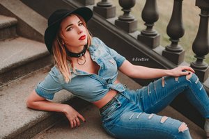 Обои на рабочий стол: blonde, blouse, denim shirt, hat, jeans, makeup, model, necklace, sitting, stairs, Timur Svetlov, women, women outdoors