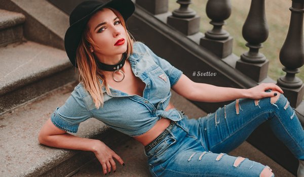 Обои на рабочий стол: blonde, blouse, denim shirt, hat, jeans, makeup, model, necklace, sitting, stairs, Timur Svetlov, women, women outdoors