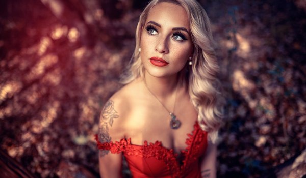 Обои на рабочий стол: bare shoulders, blonde, blue eyes, bokeh, breast, chest, cleavage, depth of field, dress, face, freckles, girl, lips, lipstick, model, mouth, necklace, photo, photographer, portrait, red dress, red lipstick, strapless, tattoo, Vincent Haetty, wavy hair