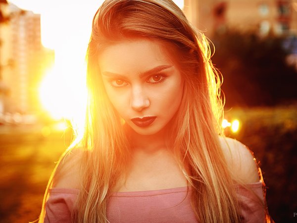 bare shoulders, blonde, bokeh, brown eyes, close up, depth of field, face, girl, lips, lipstick, long hair, looking at camera, looking at viewer, Maria Vysokoboynikova, model, mouth, photo, photographer, portrait, red lipstick, sun rays, sunset, Vlad Popov, wavy hair
