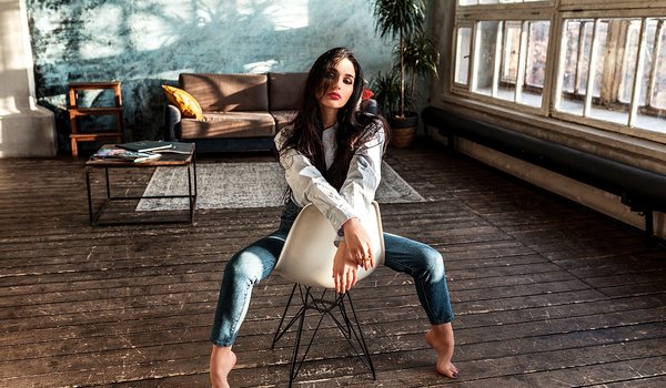 Обои на рабочий стол: barefoot, black hair, bokeh, brunette, chair, couch, dark eyes, depth of field, face, feet, girl, hair in face, jeans, juicy lips, lips, lipstick, long hair, looking at camera, looking at viewer, model, mouth, pants, photo, photographer, portrait, red lipstick, shirt, sitting, Vlad Popov, wavy hair, white shirt, window