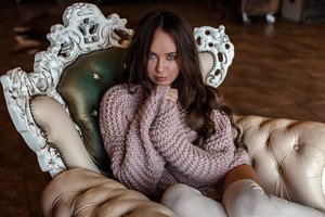 Обои на рабочий стол: blue eyes, brunette, couch, depth of field, face, girl, knee-highs, lips, long hair, looking at camera, looking at viewer, model, mouth, photo, photographer, portrait, sitting, stocking, sweater, thigh-highs, Vlad Popov, wavy hair