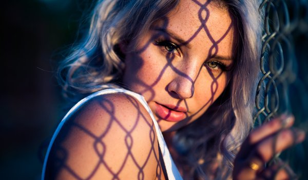 Обои на рабочий стол: bare shoulders, blonde, fence, girl, green eyes, lips, looking at camera, looking at viewer, model, mouth, parted lips, photo, photographer, portrait, sunlight, Will Hollis