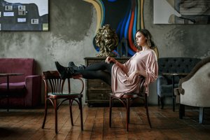 Обои на рабочий стол: Andrey Metelkov, boots, chairs, interior, irina, model, paintings, room, sofa, wall, woman, wooden floor, Андрей Метельков, Ирина